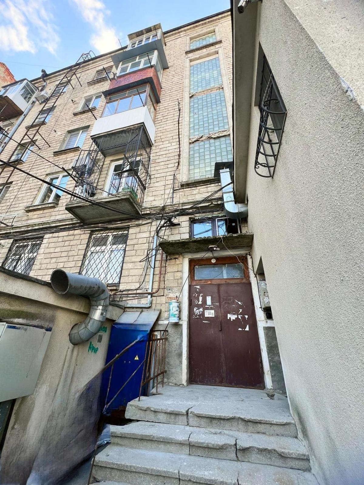 1-bedroom Flat With Balcony On Stefan The Great St Daire *