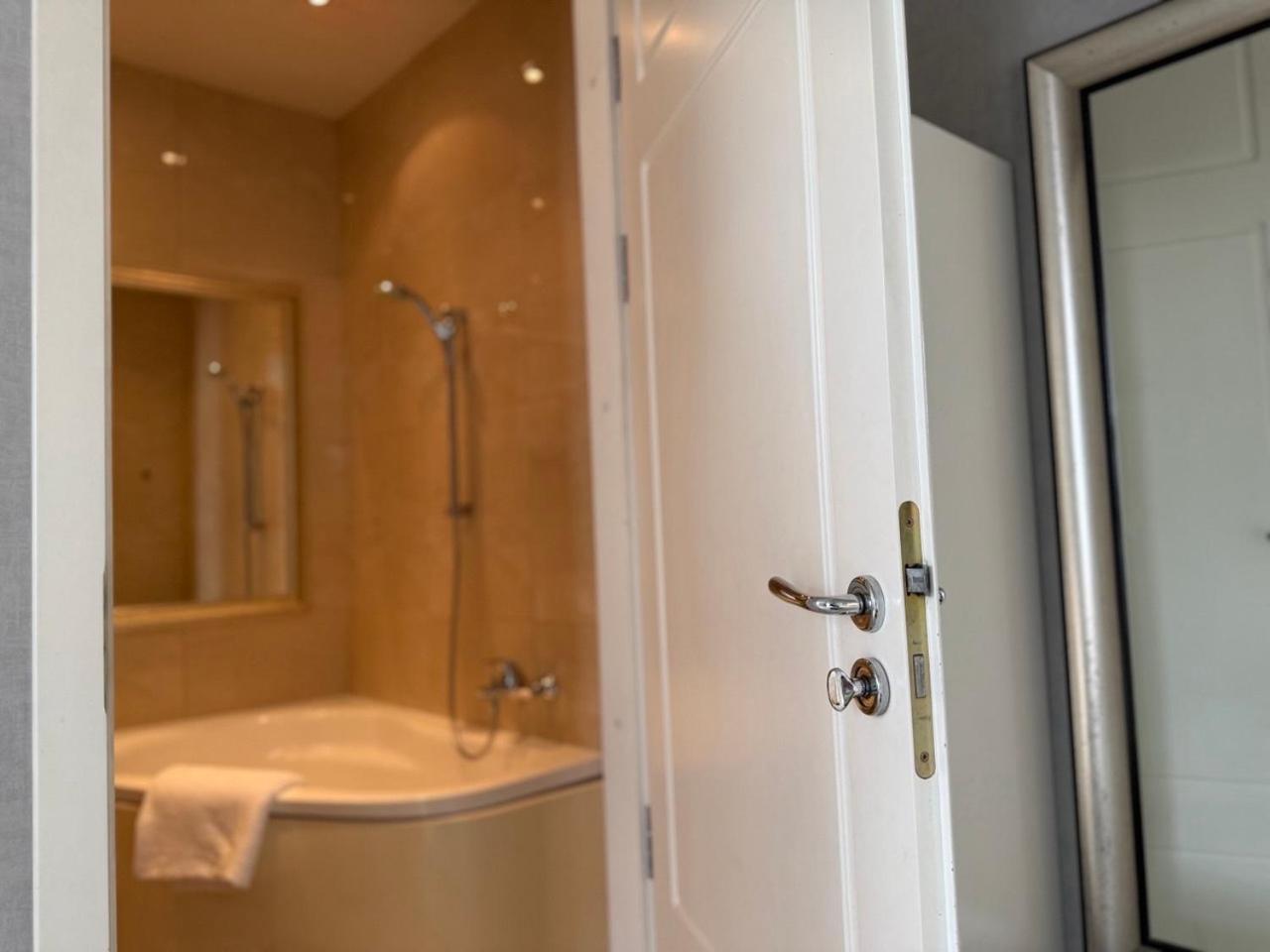 Daire 1-bedroom Flat With Balcony On Stefan The Great St Kişinev